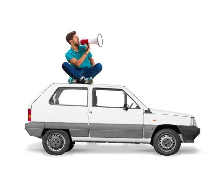 Homem em cima de carro de som